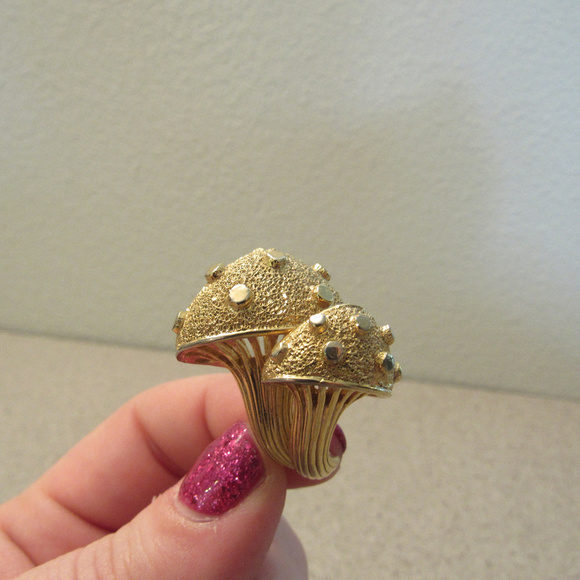 Jewelry - Vintage Gold Tone Dual Mushroom Brooch Pin